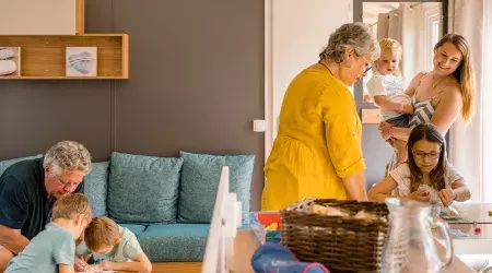 Famille dans son Mobil home au camping de la Réserve